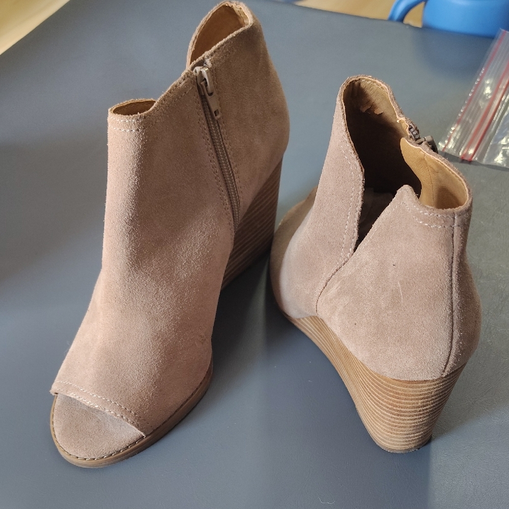 Lucky Brand 'Jareen' Taupe Suede Open Toe Booties 10M EUC
